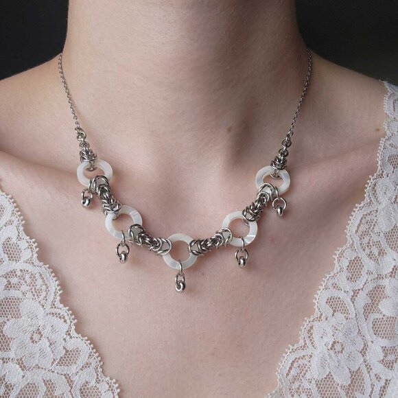 Mother-of-pearl and silver medieval princess chain mail necklace - Picture 3 of 9